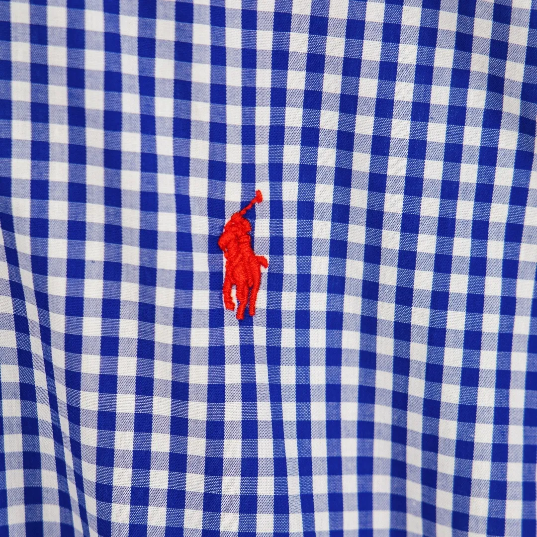 P280 zp version [exclusive supply] Ralph Lauren/Ralph Lauren 2025SS Evergreen Vintage style poplin casual color 0.5 grid long-sleeved casual shirt, 100% restoration of workmanship, embedded seam clean edge processing, upper back broken seam reorganization, better fit ✅ 100% cotton poplin cotton, smooth feel, pre-car wash treatment, yarn is tighter ✅ Custom dyed original pearlescent white buttons, size partition✅ There is a special shaped chiffon foil inside the collar door tube, which is not easy to deform and pull. ✅ RL refreshing plaid shirt is more naughty and colorful than the simpleness of the solid color shirt. It can be salty or sweet. Daily travel and travel. The production rate is very high. The style is customized. Color: Pink Blue Size: S M L XL Number: WW10965